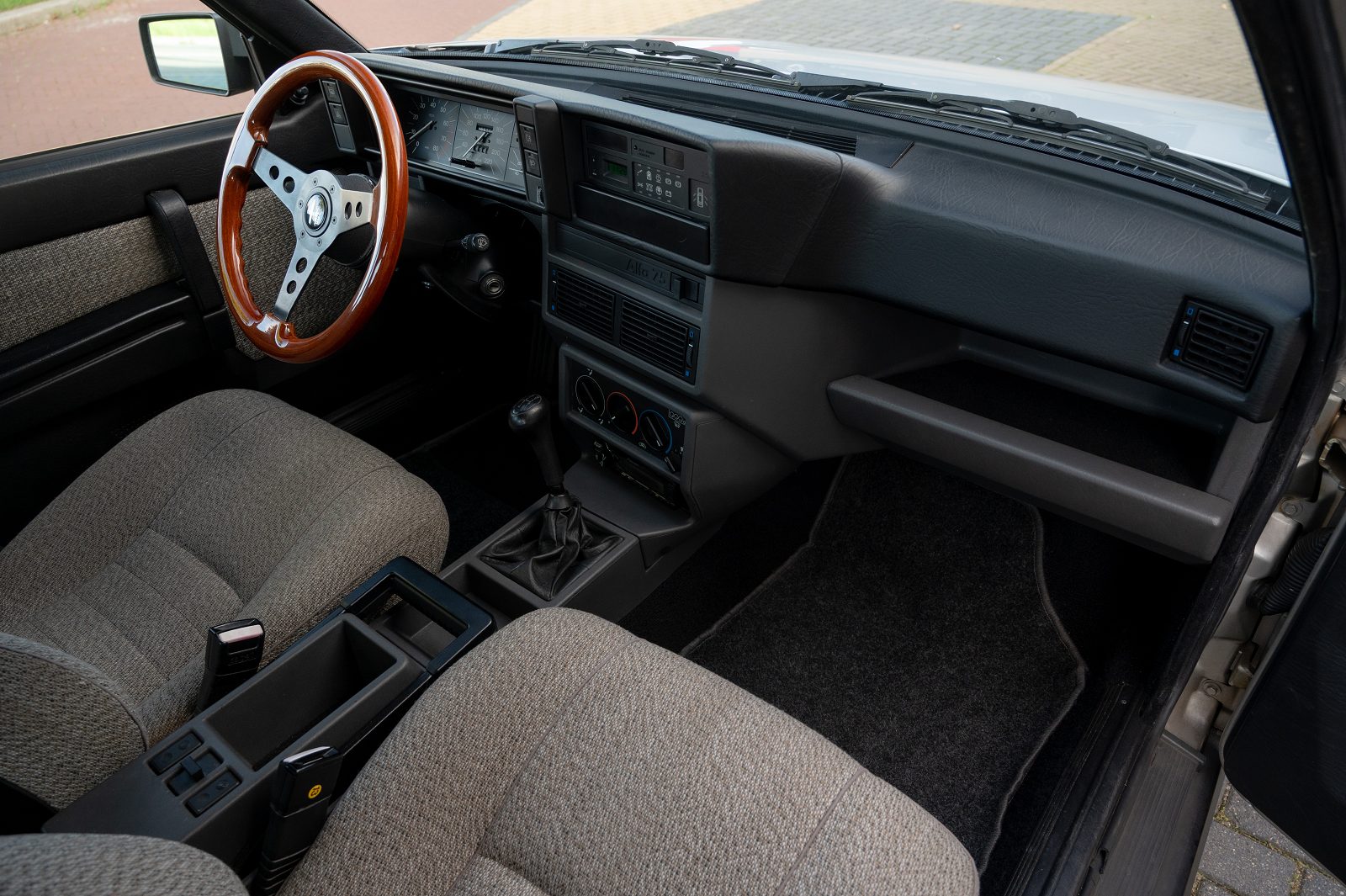 Alfa Romeo 75 (1986) — Foto 41