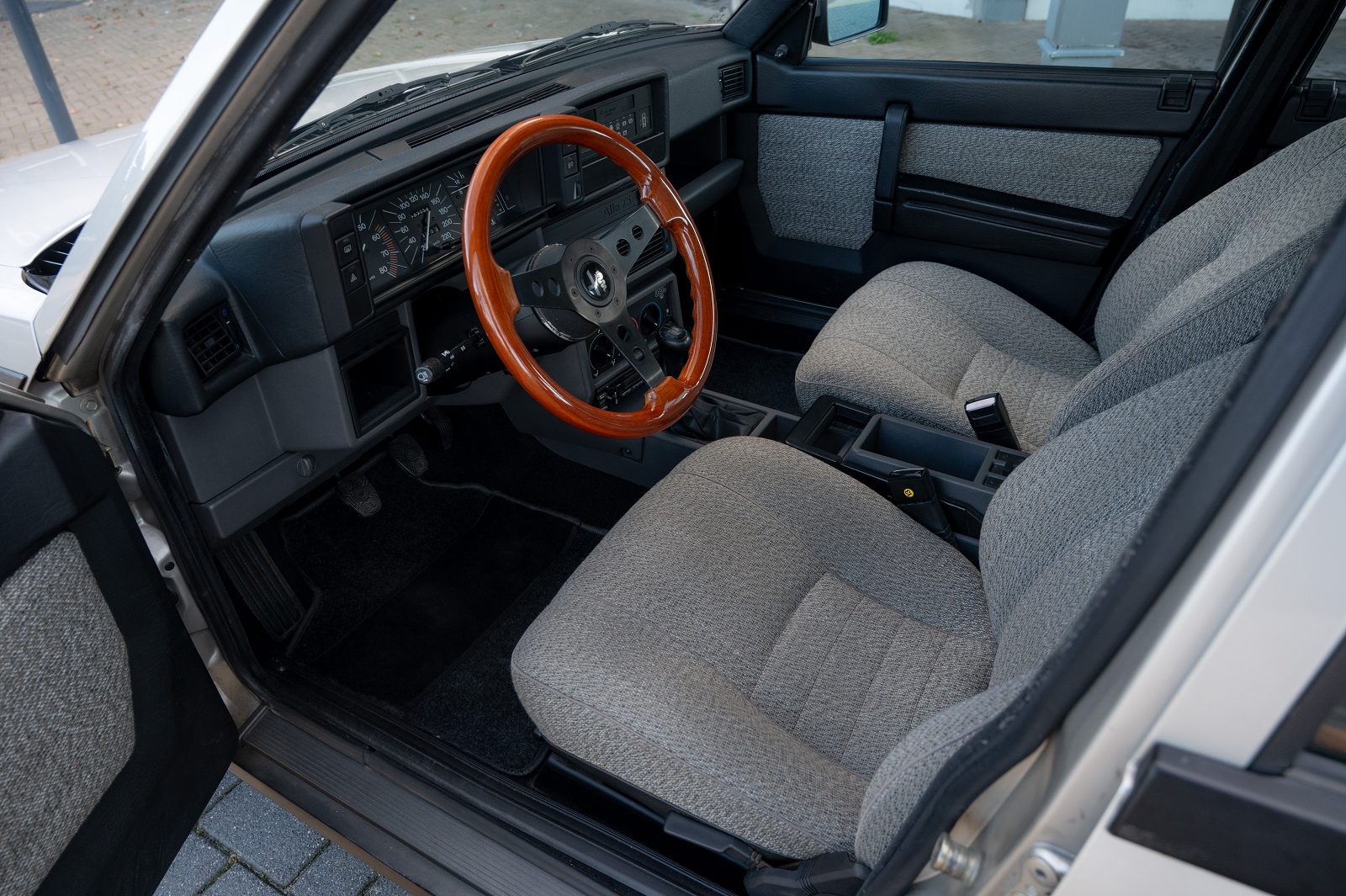 Alfa Romeo 75 (1986) — Foto 44