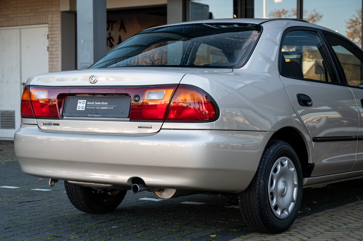 Mazda 323 (1995) — Foto 3