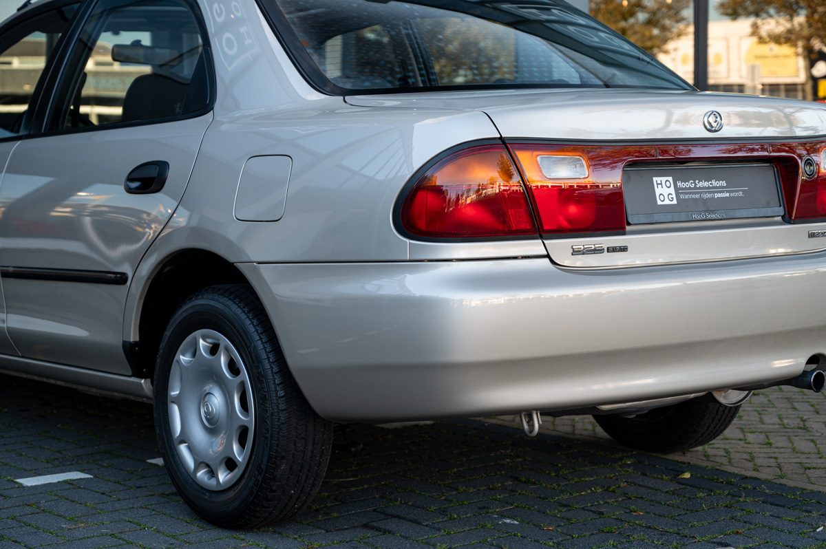 Mazda 323 (1995) — Foto 23