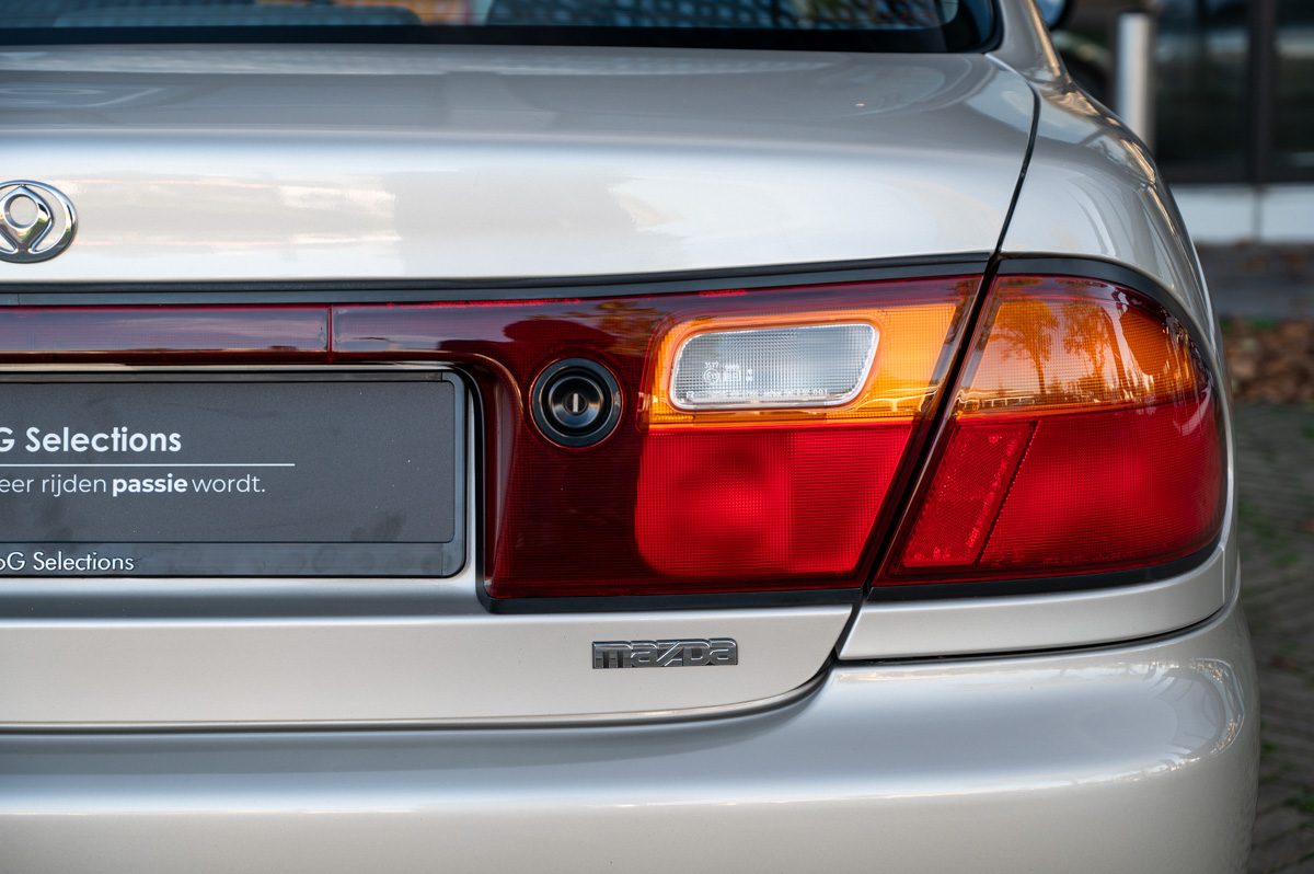 Mazda 323 (1995) — Foto 21