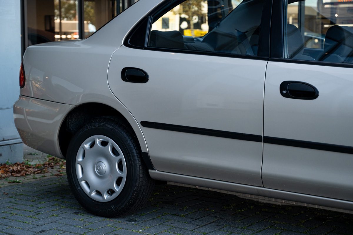 Mazda 323 (1995) — Foto 15