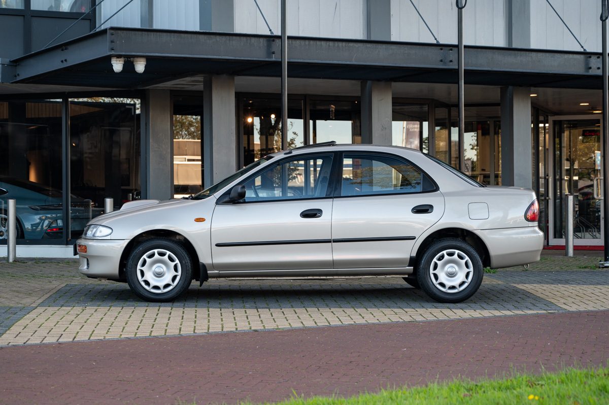 Mazda 323 (1995) — Foto 2