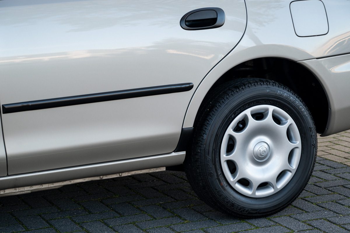 Mazda 323 (1995) — Foto 17