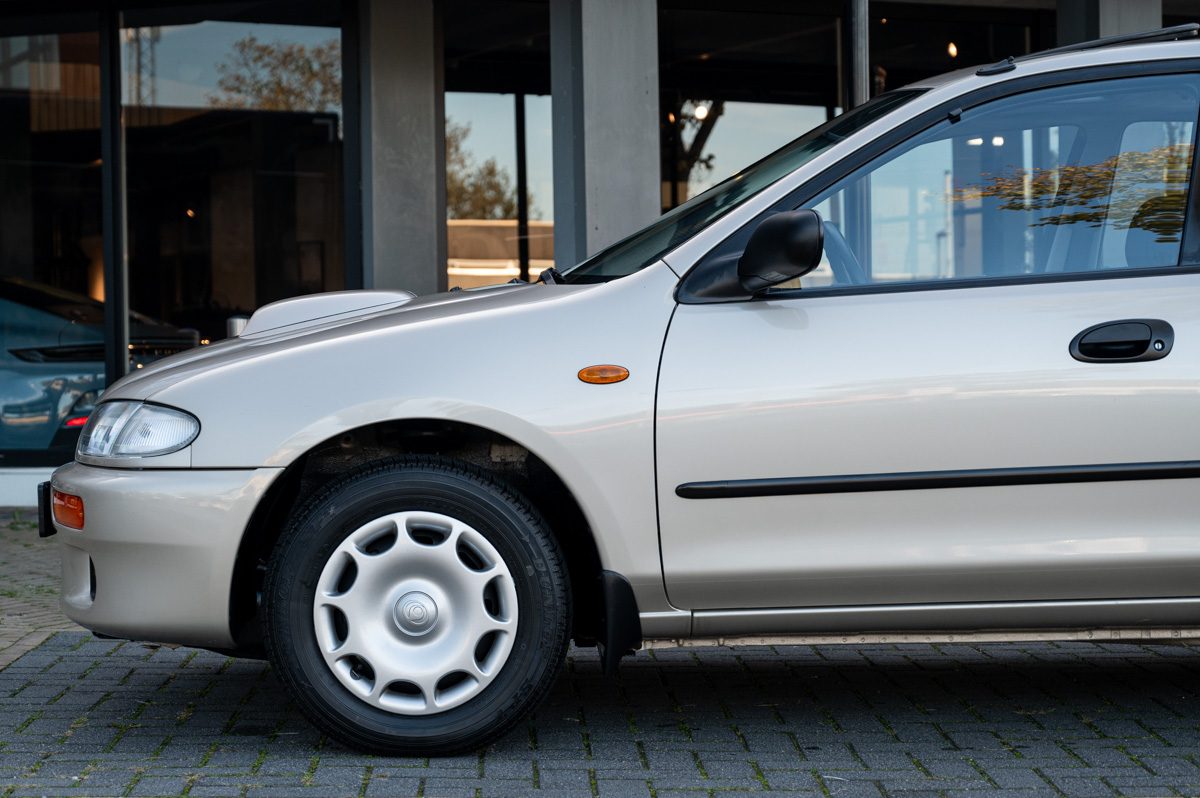 Mazda 323 (1995) — Foto 29