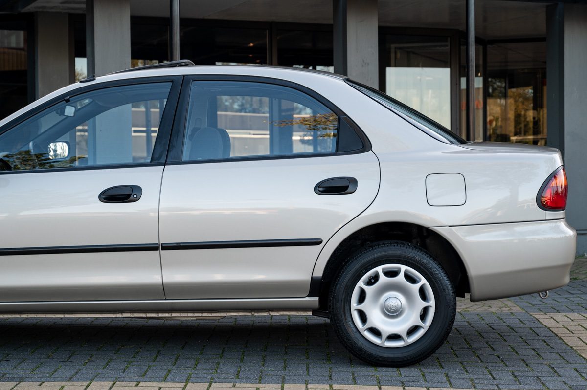Mazda 323 (1995) — Foto 28