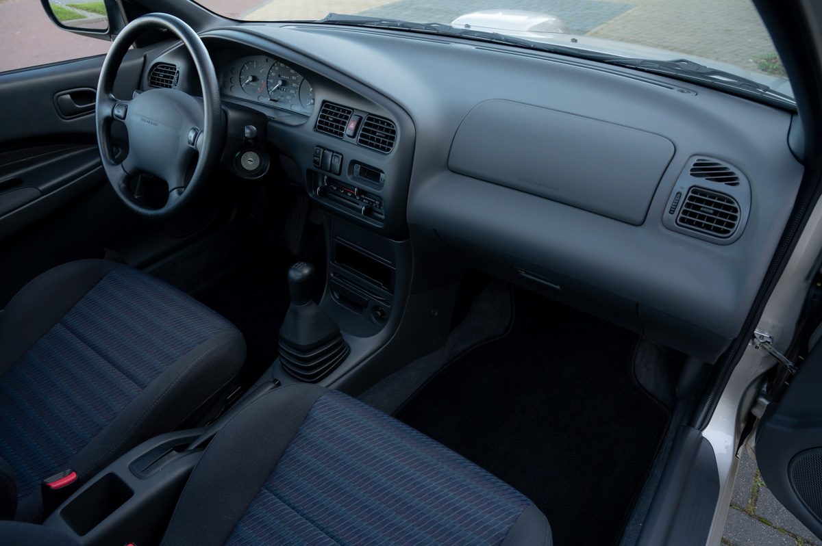 Mazda 323 (1995) — Foto 38