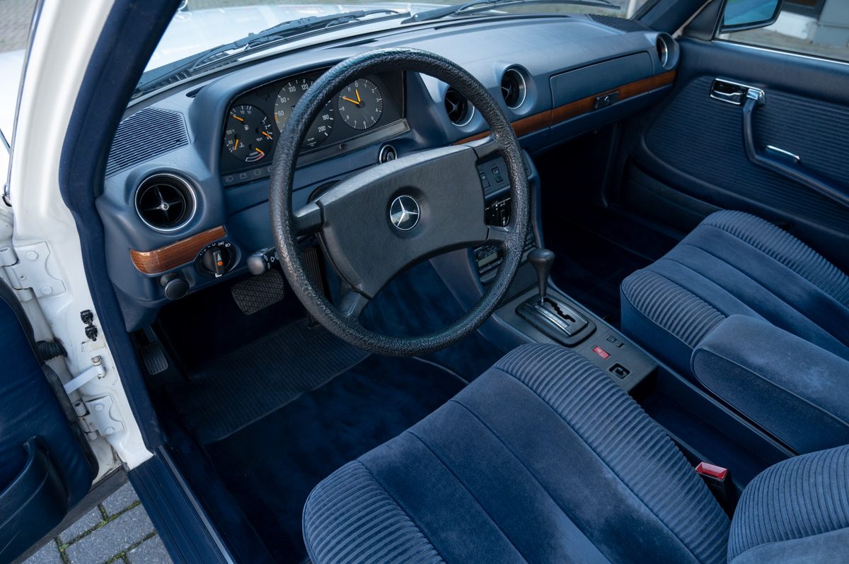Mercedes-Benz 200-Serie (1983) — foto 37