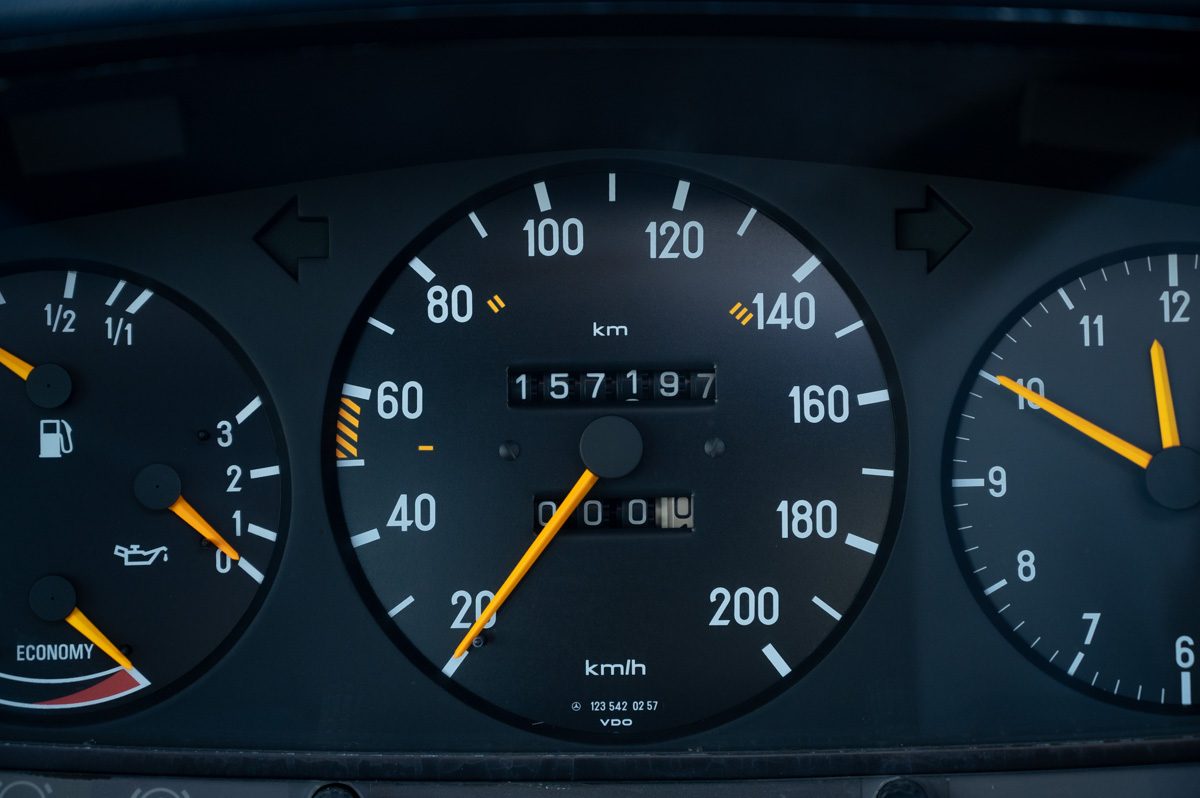 Mercedes-Benz 200-Serie (1983) — foto 43
