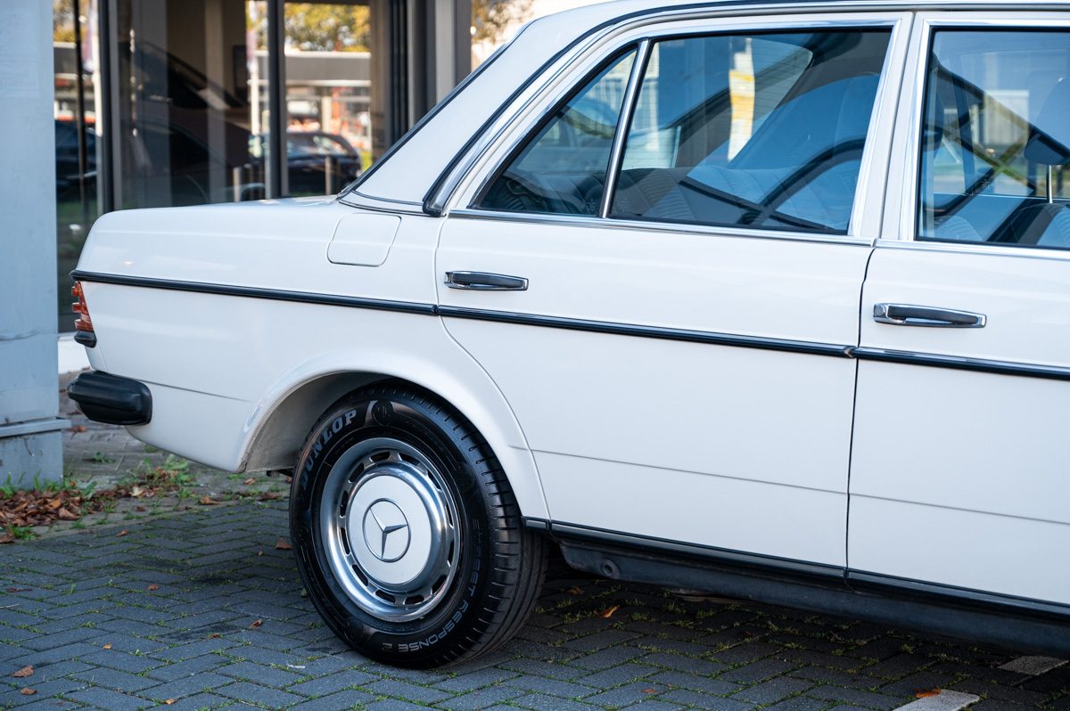 Mercedes-Benz 200-Serie (1983) — foto 17