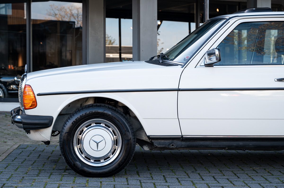 Mercedes-Benz 200-Serie (1983) — foto 18
