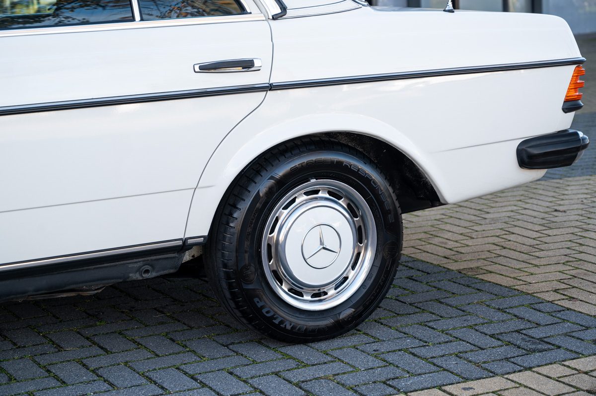 Mercedes-Benz 200-Serie (1983) — foto 20