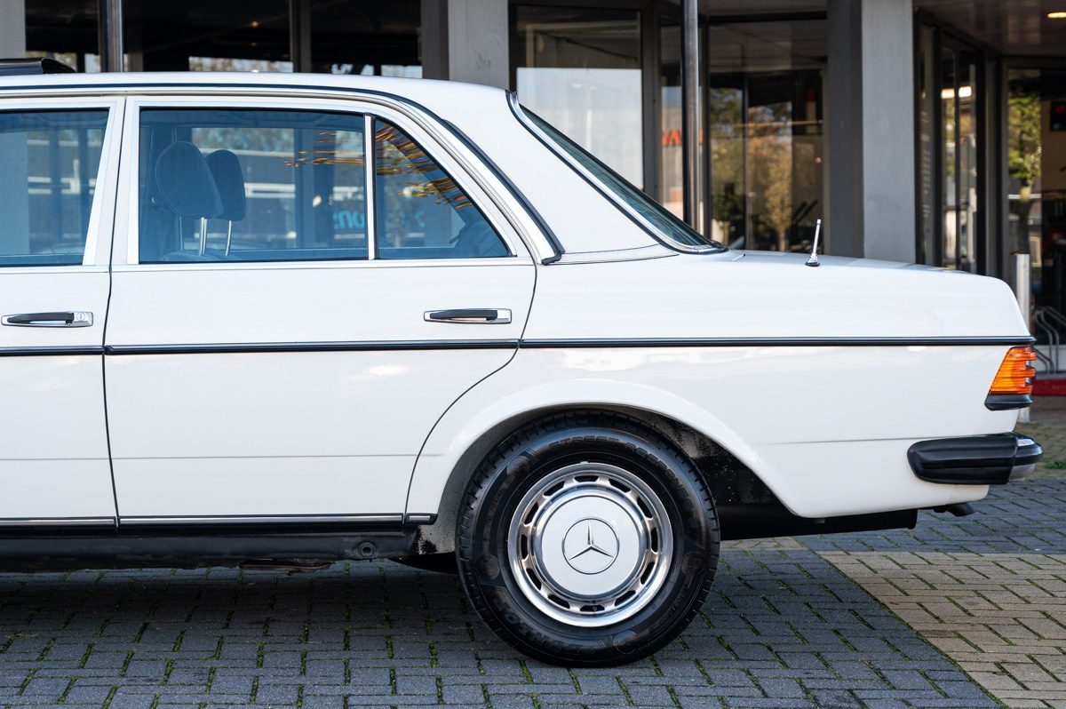 Mercedes-Benz 200-Serie (1983) — foto 28
