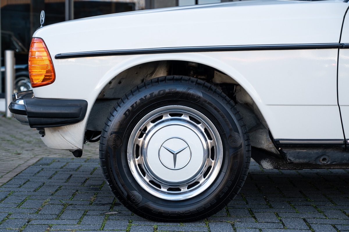 Mercedes-Benz 200-Serie (1983) — foto 19