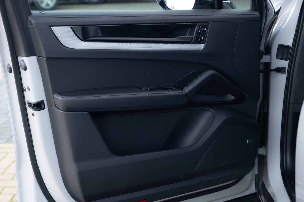 Porsche Cayenne (2024) — foto 78