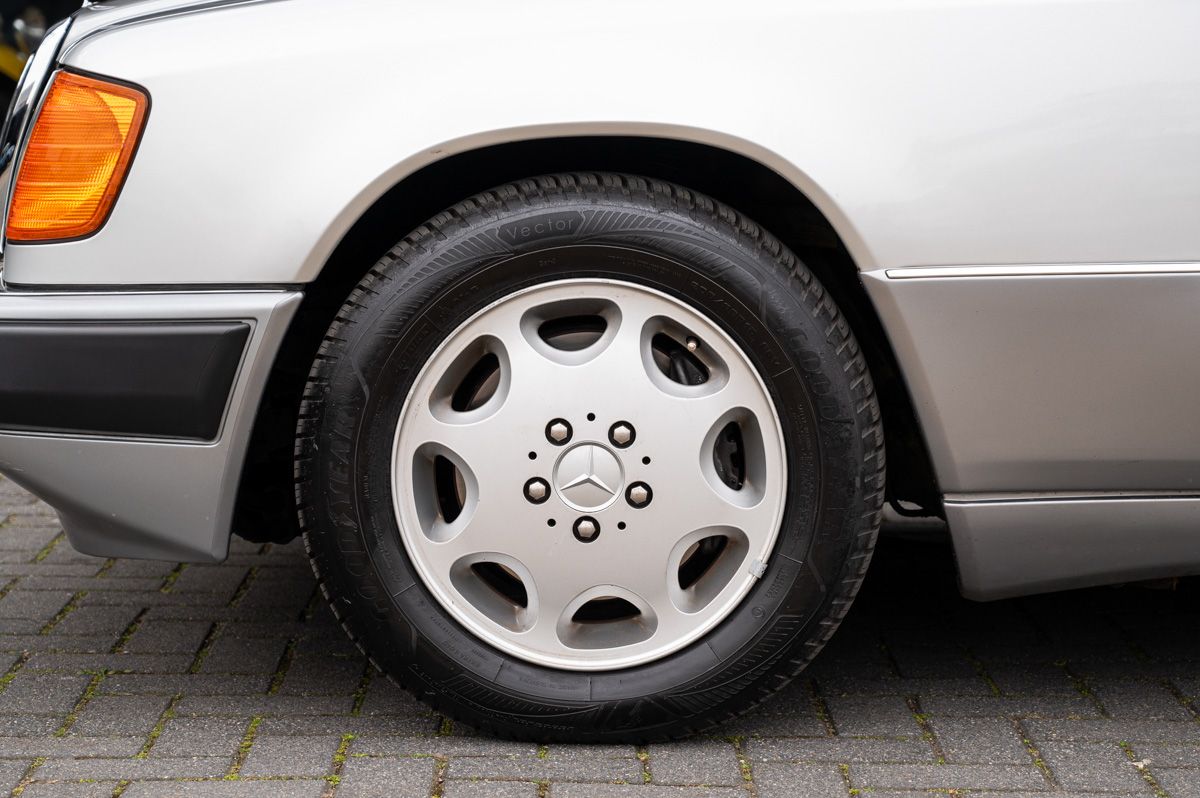 Mercedes-Benz E-Klasse (1994) — foto 17