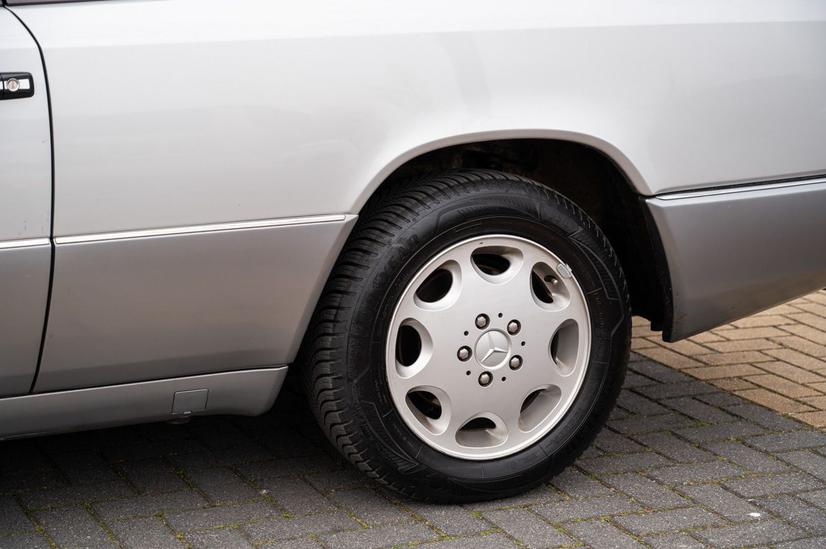 Mercedes-Benz E-Klasse (1994) — foto 20