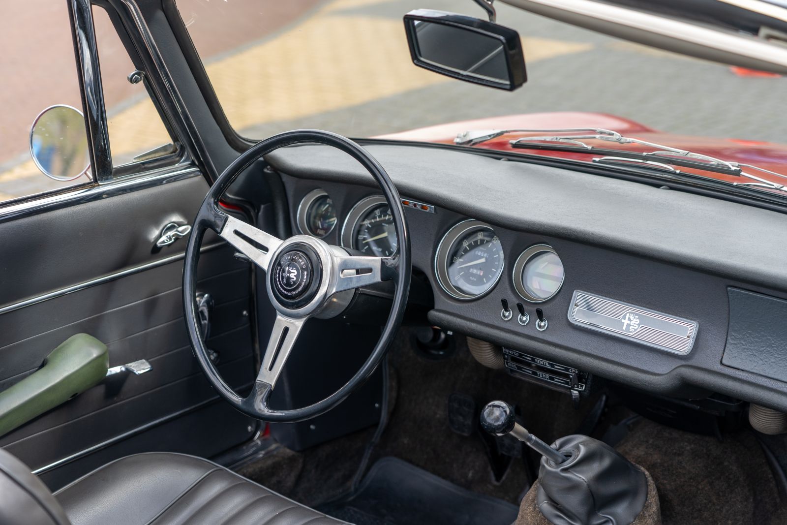 Alfa Romeo Giulia (1965) — photo 21