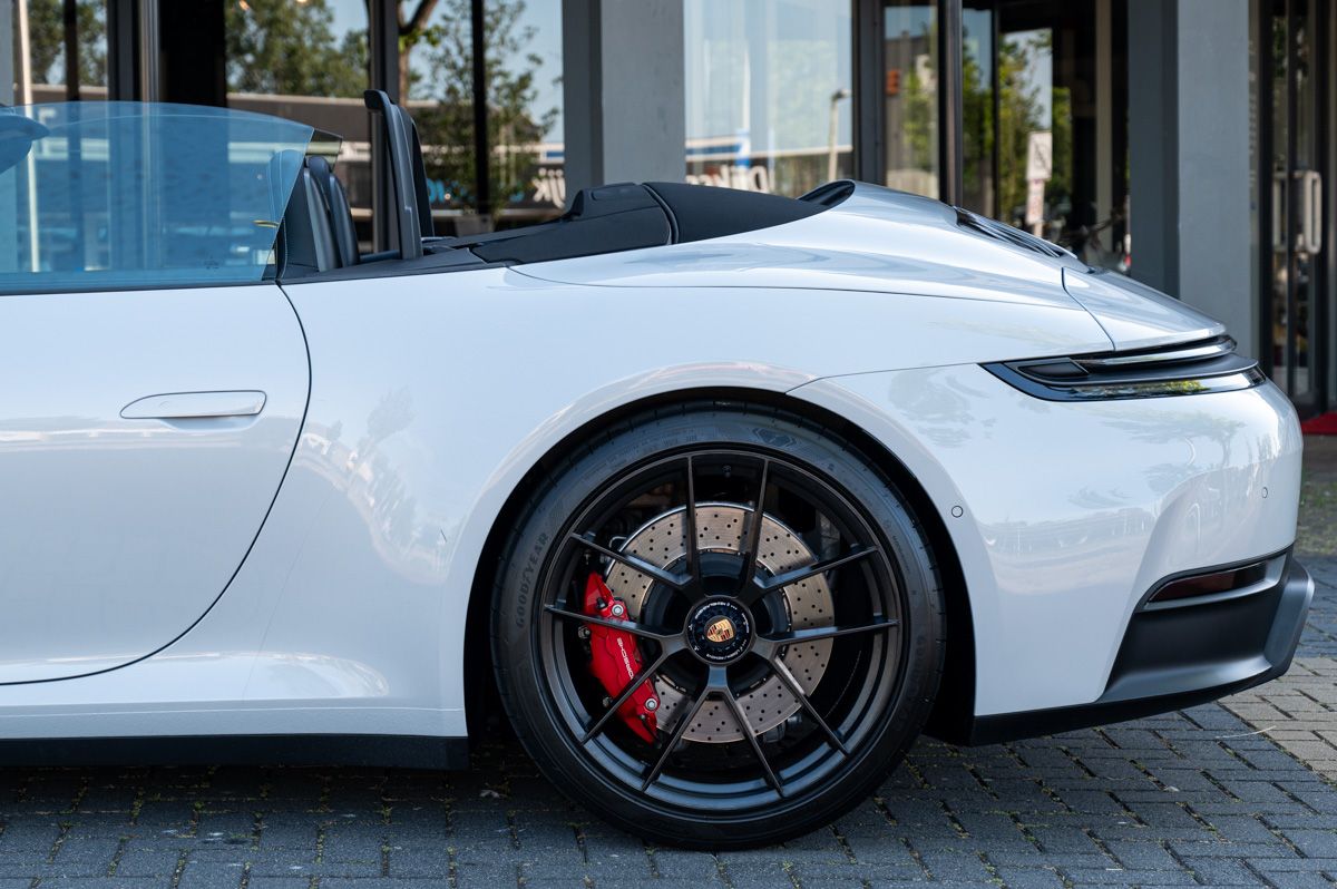 Porsche 911 (2024) — foto 38