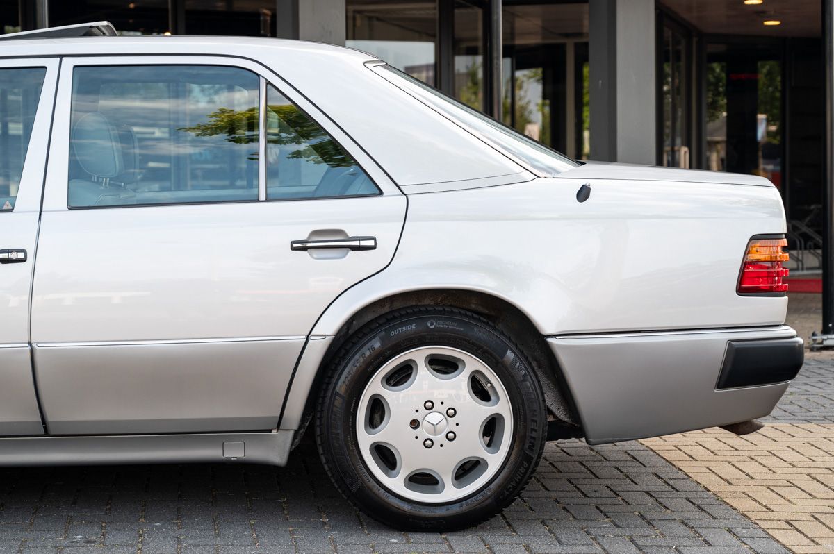 Mercedes-Benz Classe E (1992) — photo 29