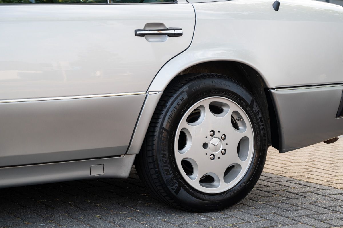 Mercedes-Benz Classe E (1992) — photo 17