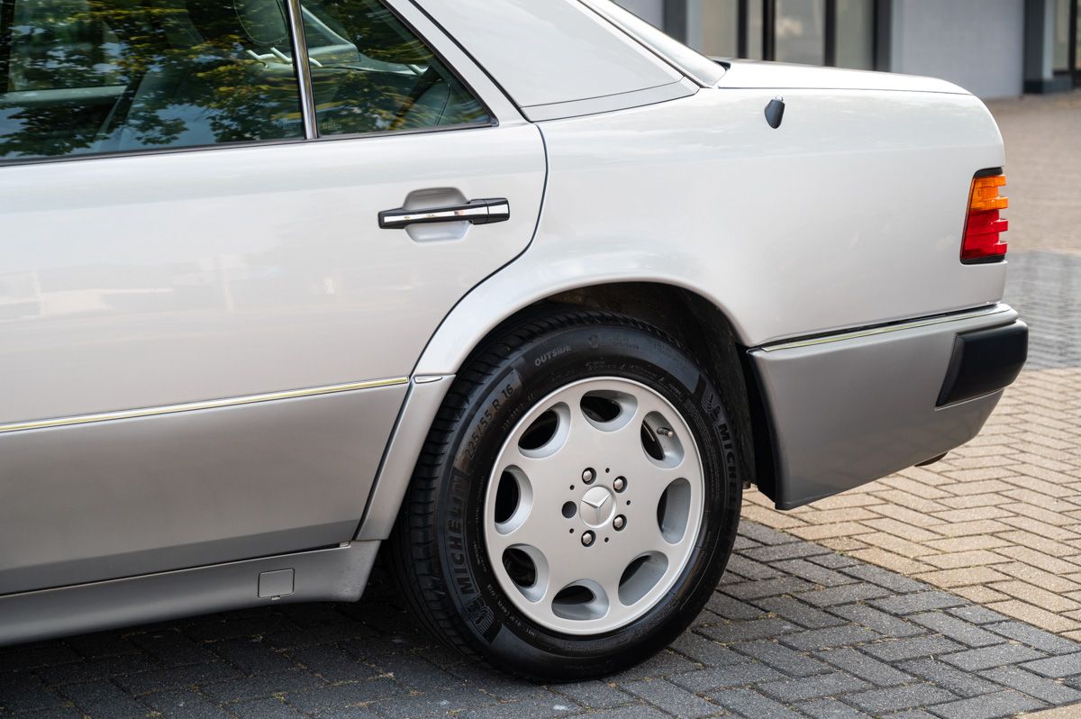 Mercedes-Benz Classe E (1992) — photo 16