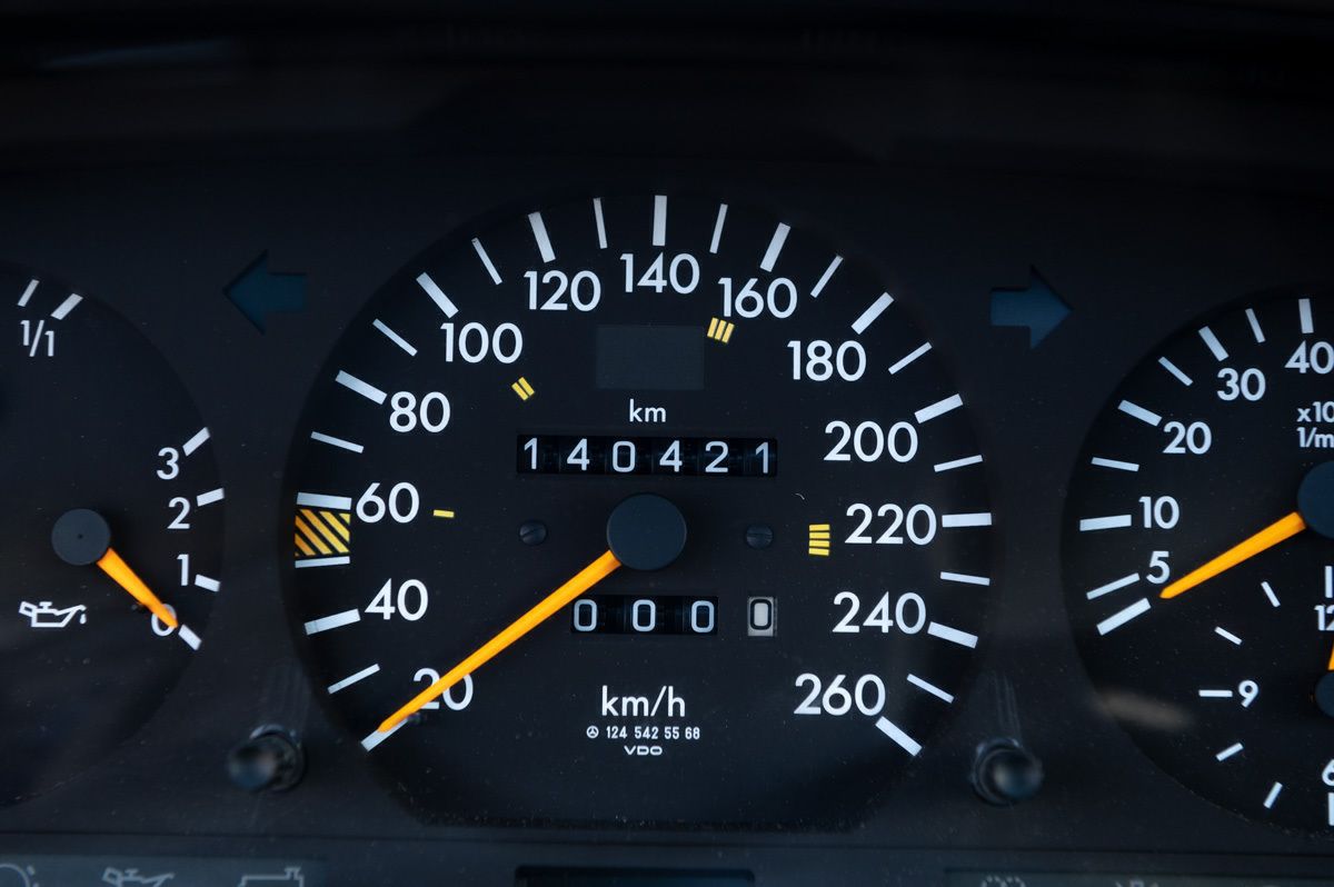 Mercedes-Benz E-Klasse (1991) — foto 34