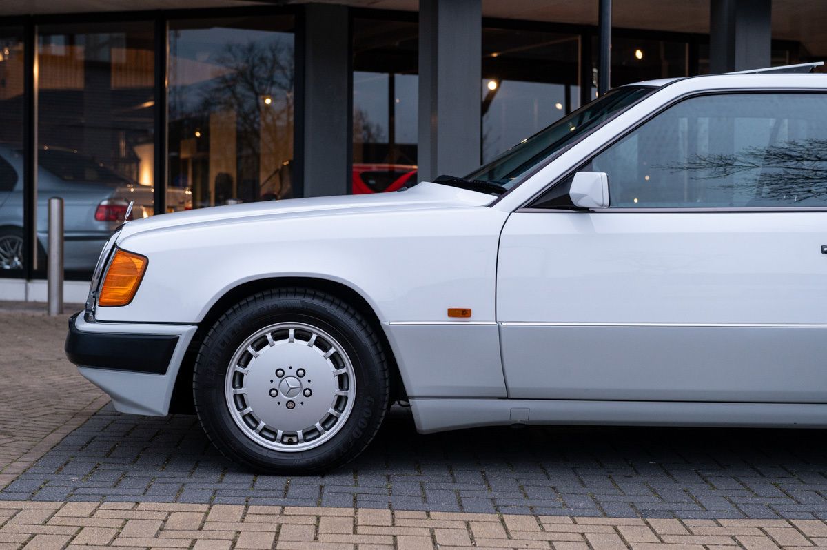 Mercedes-Benz E-Klasse (1991) — foto 28