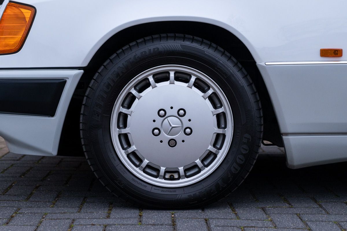 Mercedes-Benz E-Klasse (1991) — foto 17