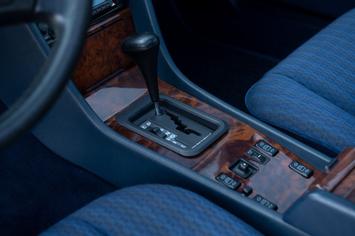 Mercedes-Benz E-Klasse (1991) — foto 48