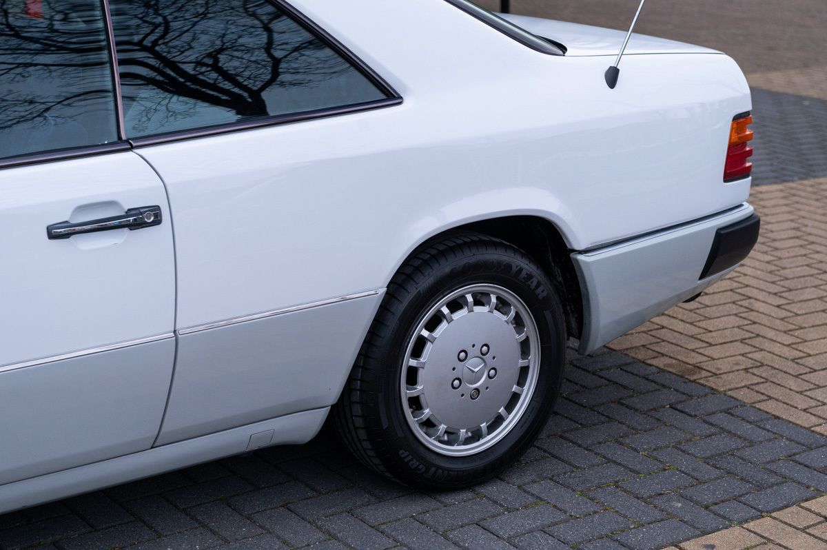 Mercedes-Benz E-Klasse (1991) — foto 18