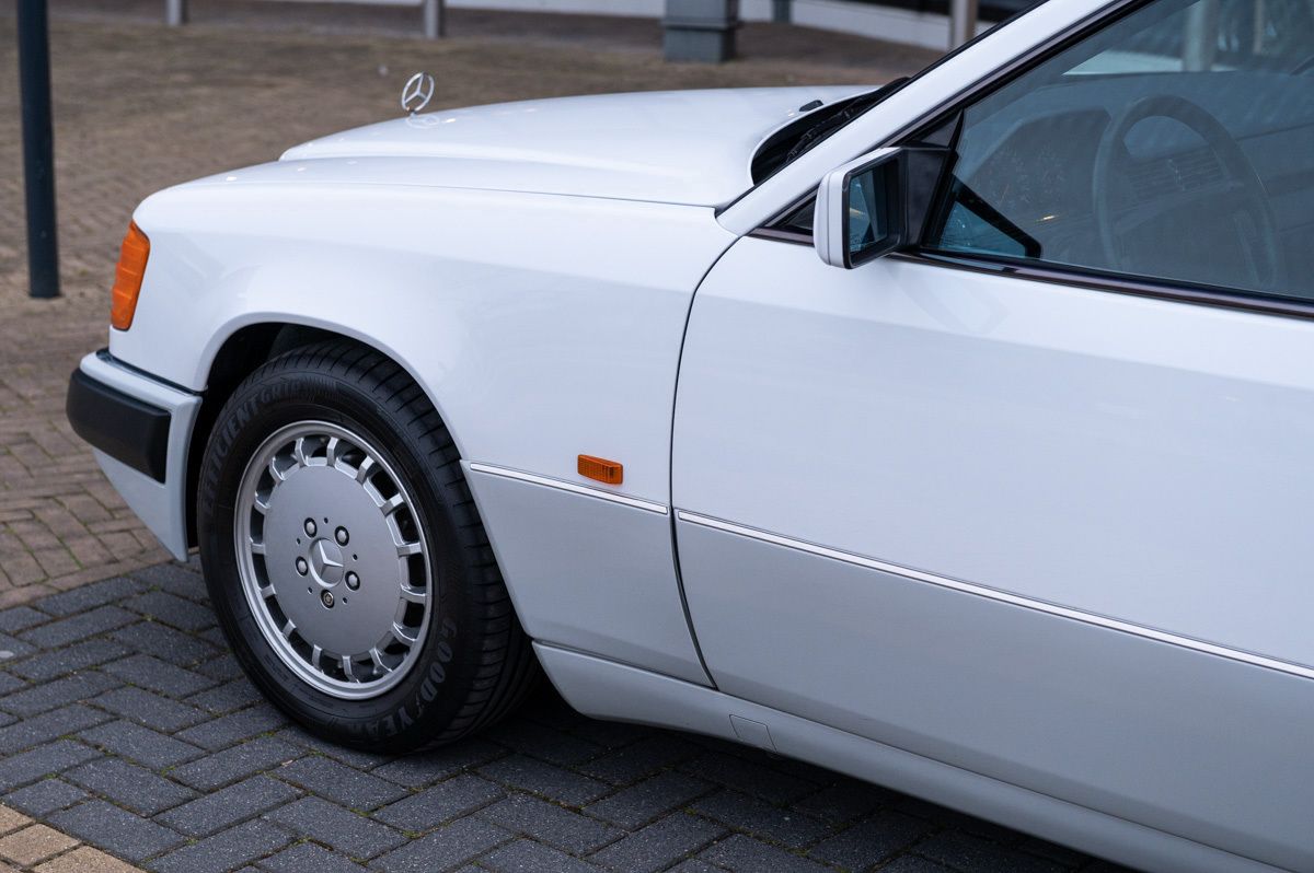 Mercedes-Benz E-Klasse (1991) — foto 19