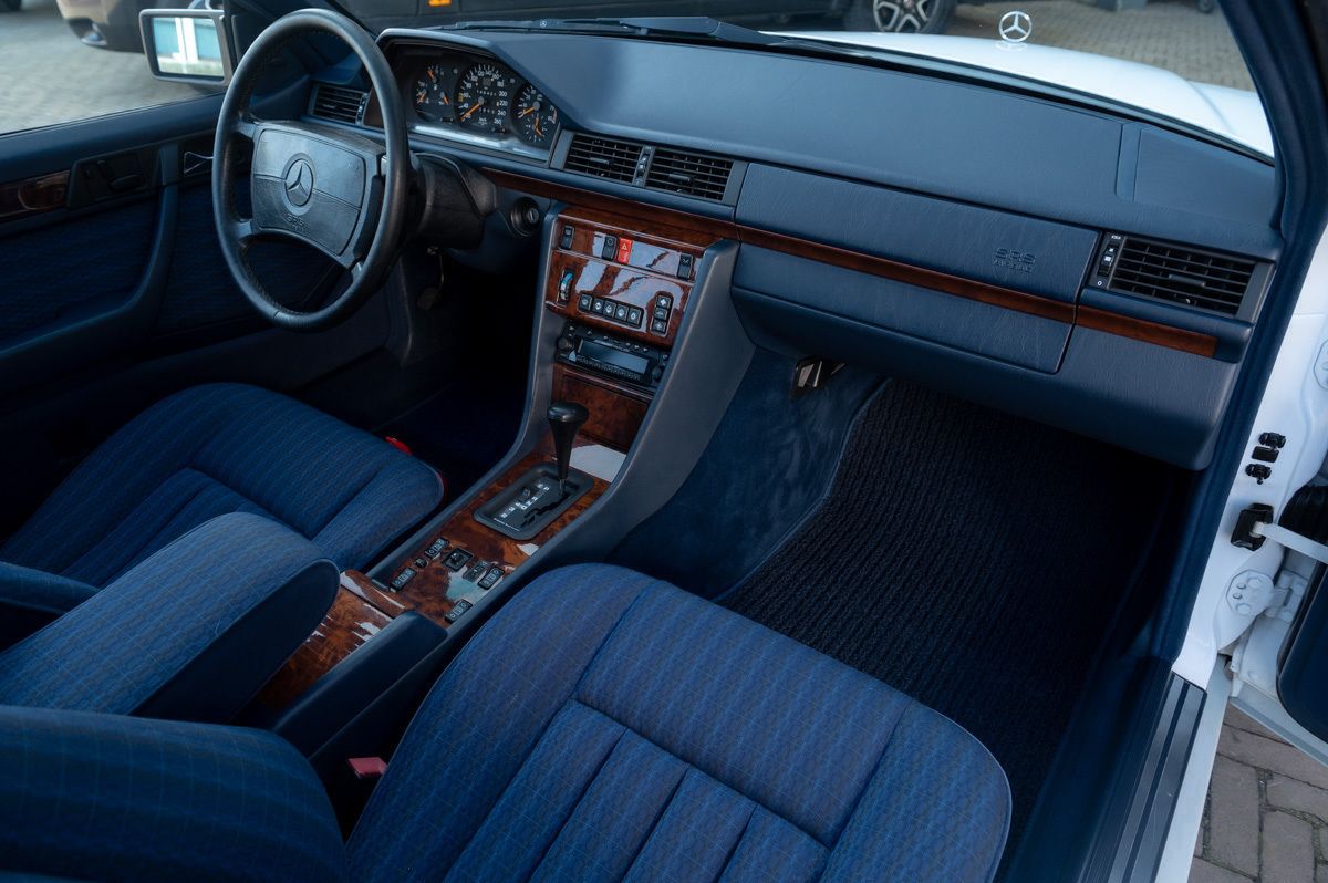 Mercedes-Benz E-Klasse (1991) — foto 38