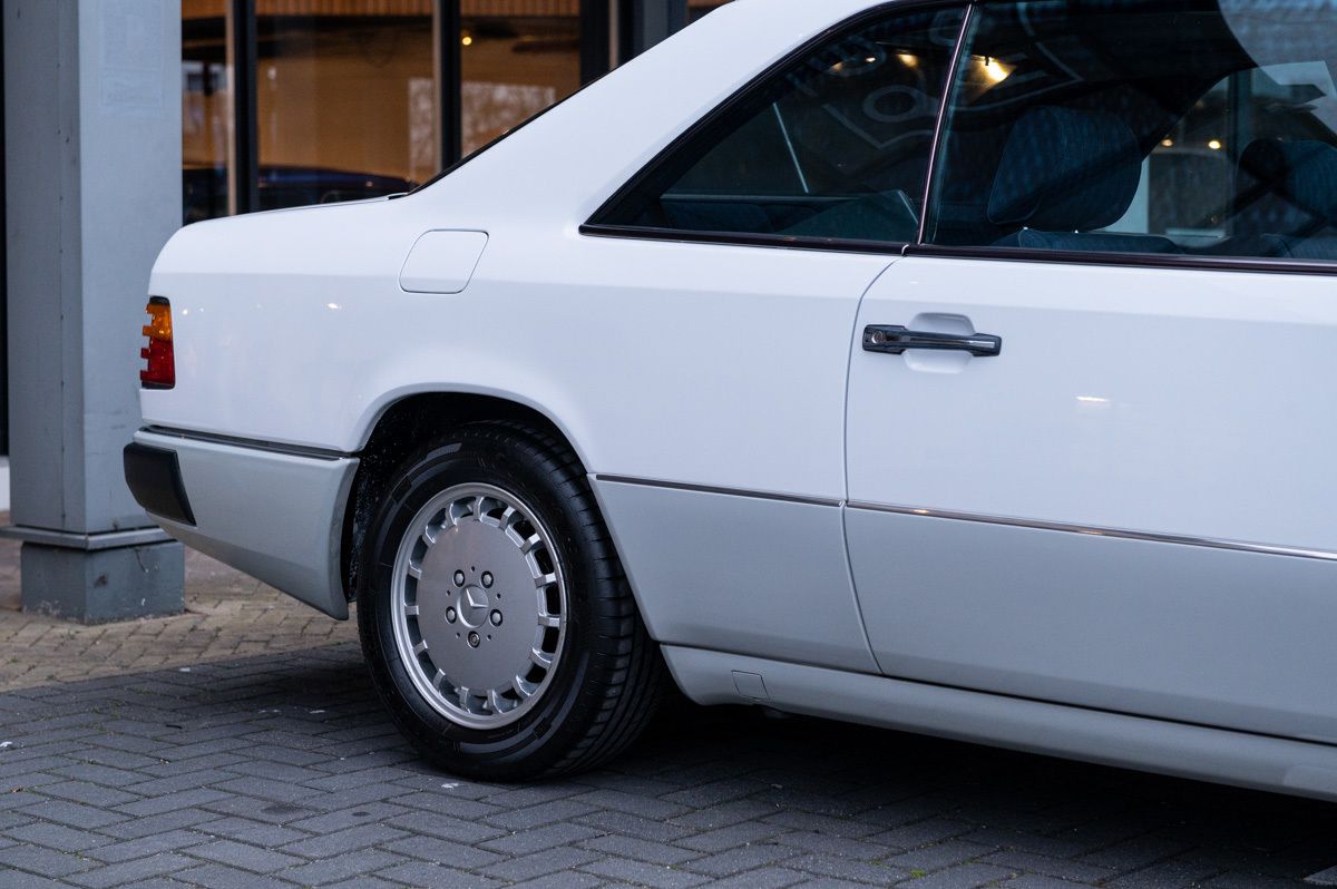 Mercedes-Benz E-Klasse (1991) — foto 11