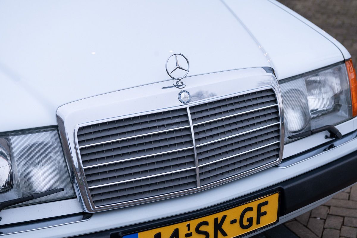 Mercedes-Benz E-Klasse (1991) — foto 22
