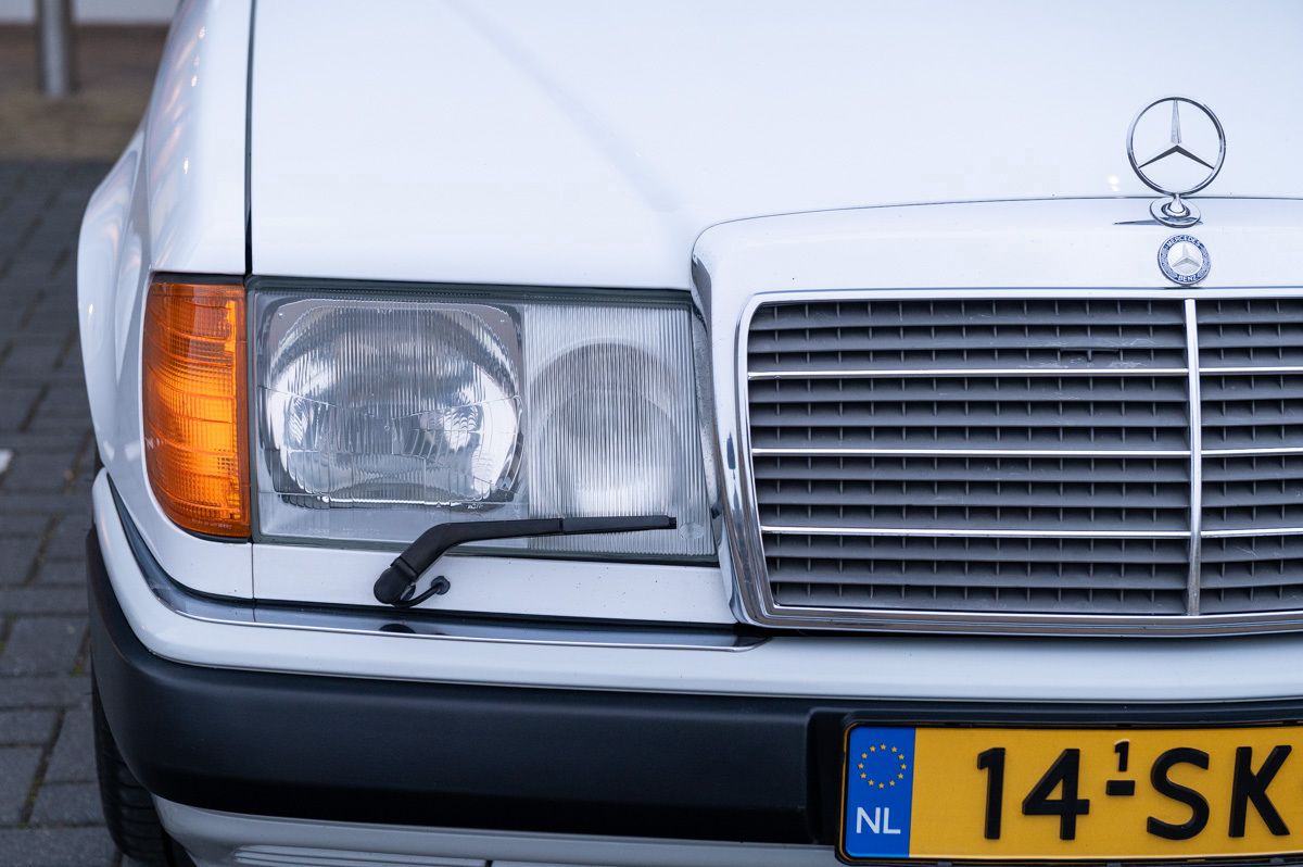 Mercedes-Benz E-Klasse (1991) — foto 21