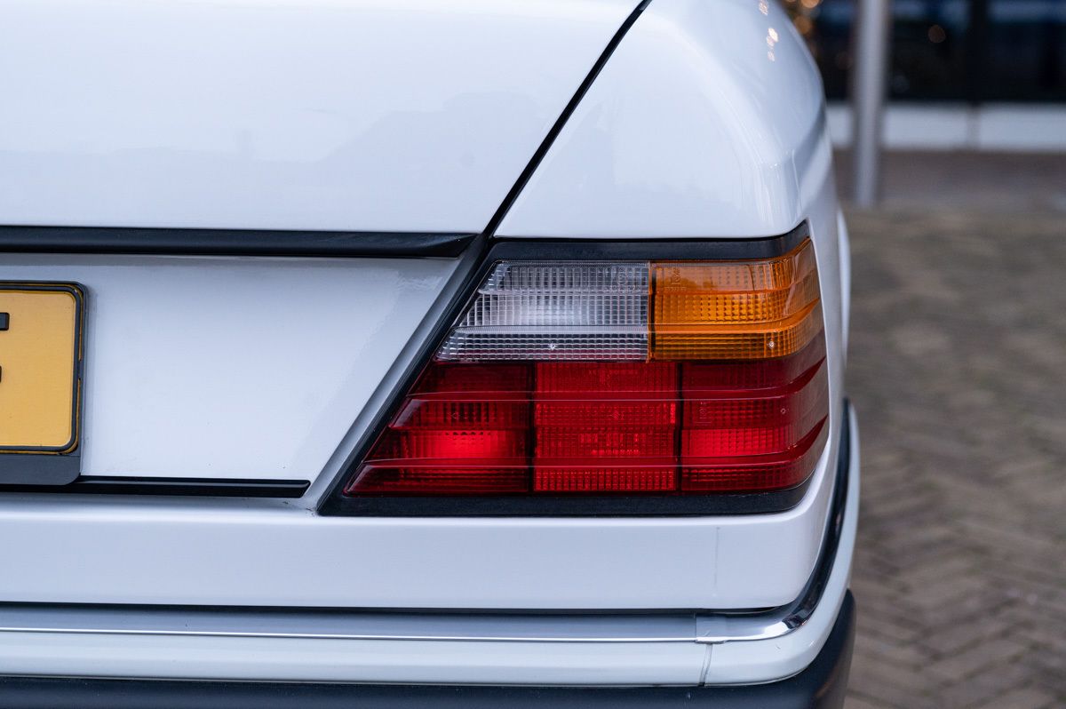 Mercedes-Benz E-Klasse (1991) — foto 24