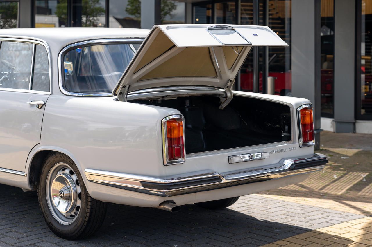 Alfa Romeo 2600 (1966) — foto 23