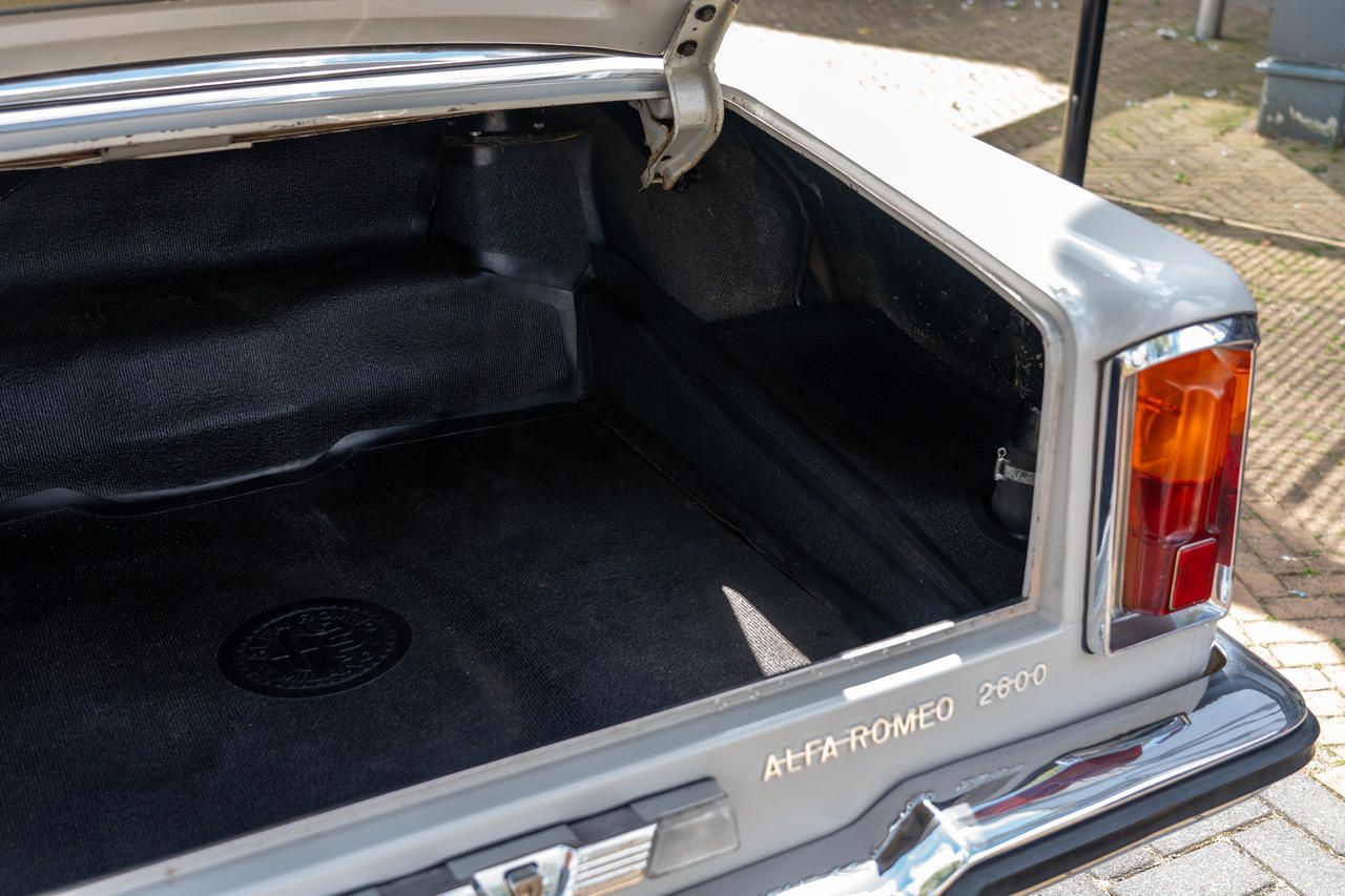 Alfa Romeo 2600 (1966) — foto 12