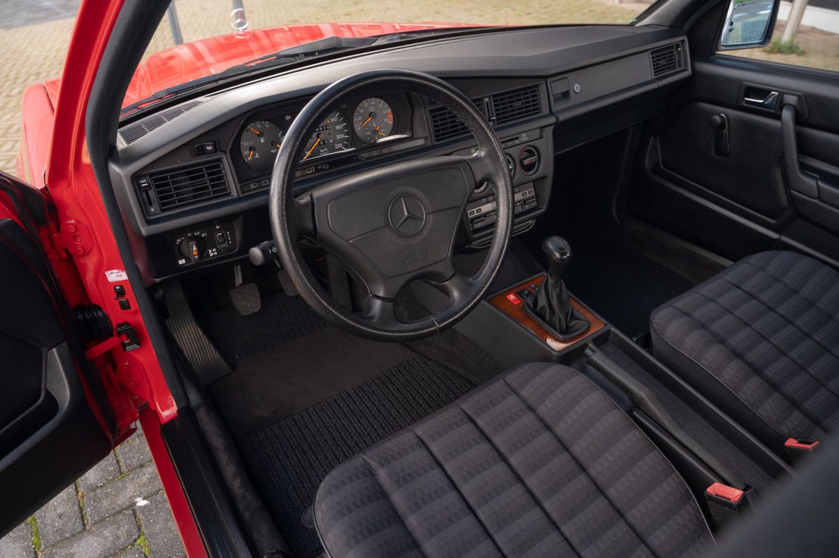 Mercedes-Benz 190-Serie (1992) — foto 32