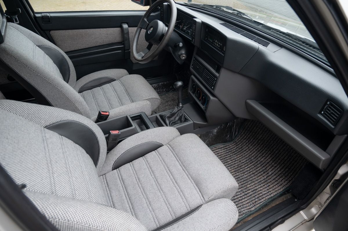 Alfa Romeo 75 (1988) — foto 44