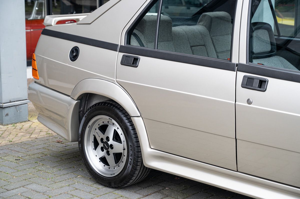 Alfa Romeo 75 (1988) — foto 12
