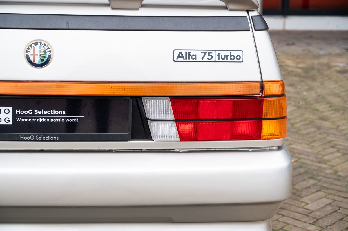 Alfa Romeo 75 (1988) — foto 22