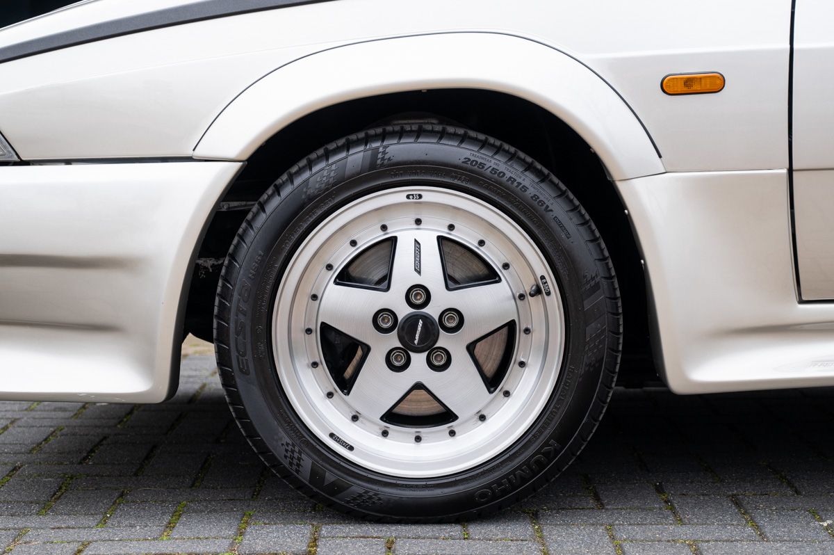 Alfa Romeo 75 (1988) — foto 13