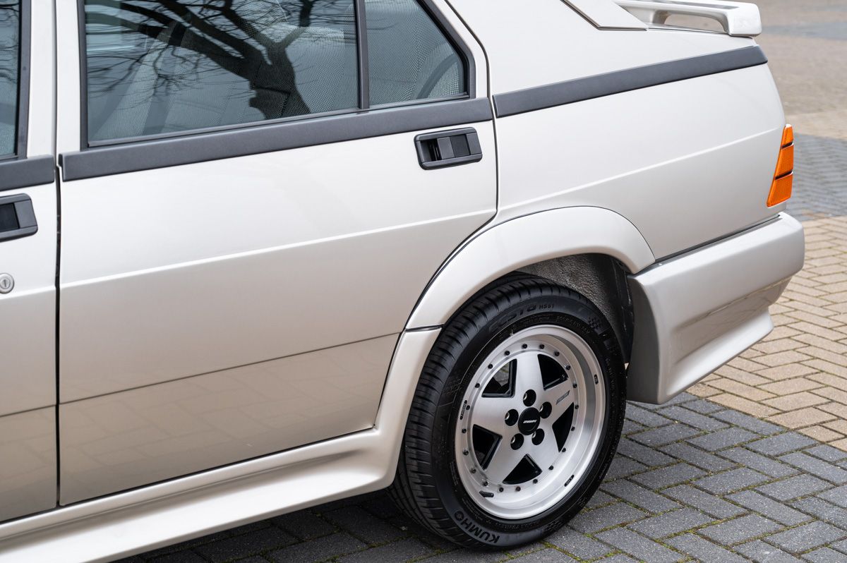 Alfa Romeo 75 (1988) — foto 14