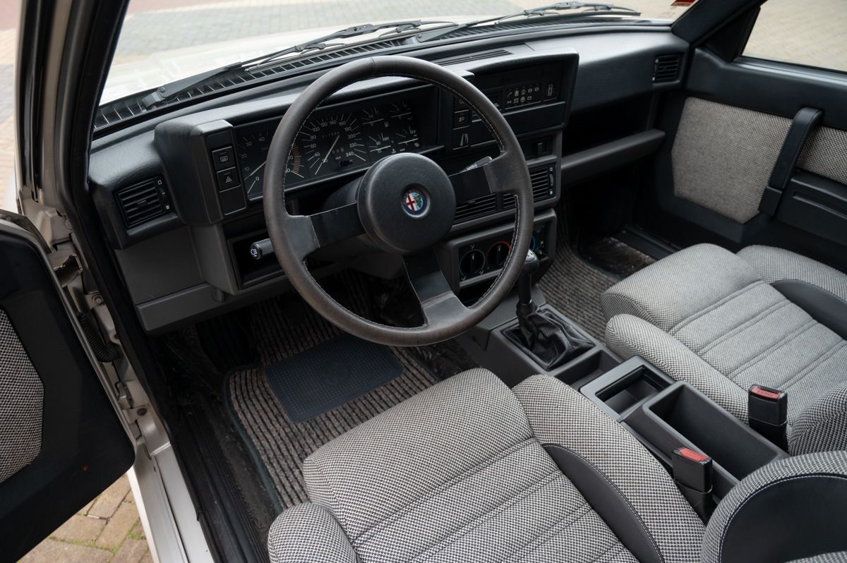 Alfa Romeo 75 (1988) — foto 48