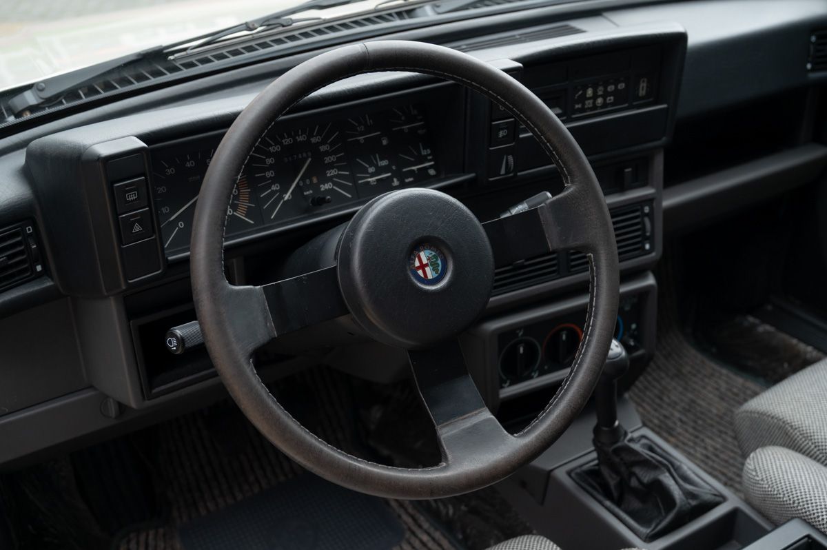Alfa Romeo 75 (1988) — foto 57