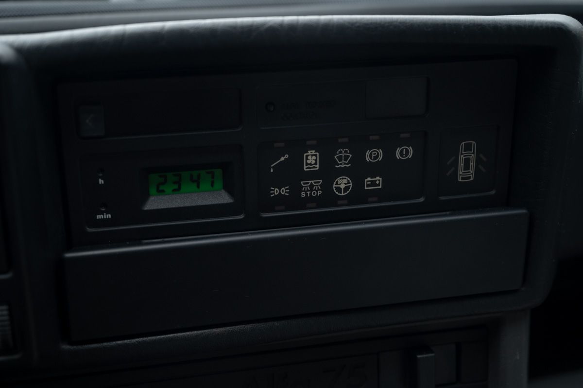Alfa Romeo 75 (1988) — foto 66