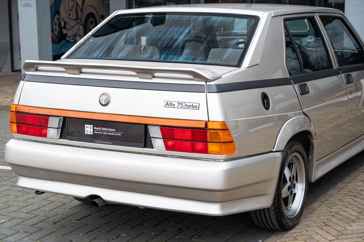Alfa Romeo 75 (1988) — foto 8