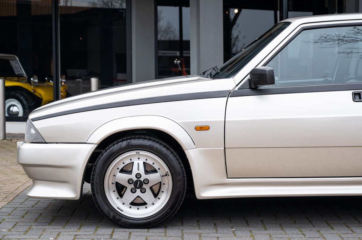 Alfa Romeo 75 (1988) — foto 16